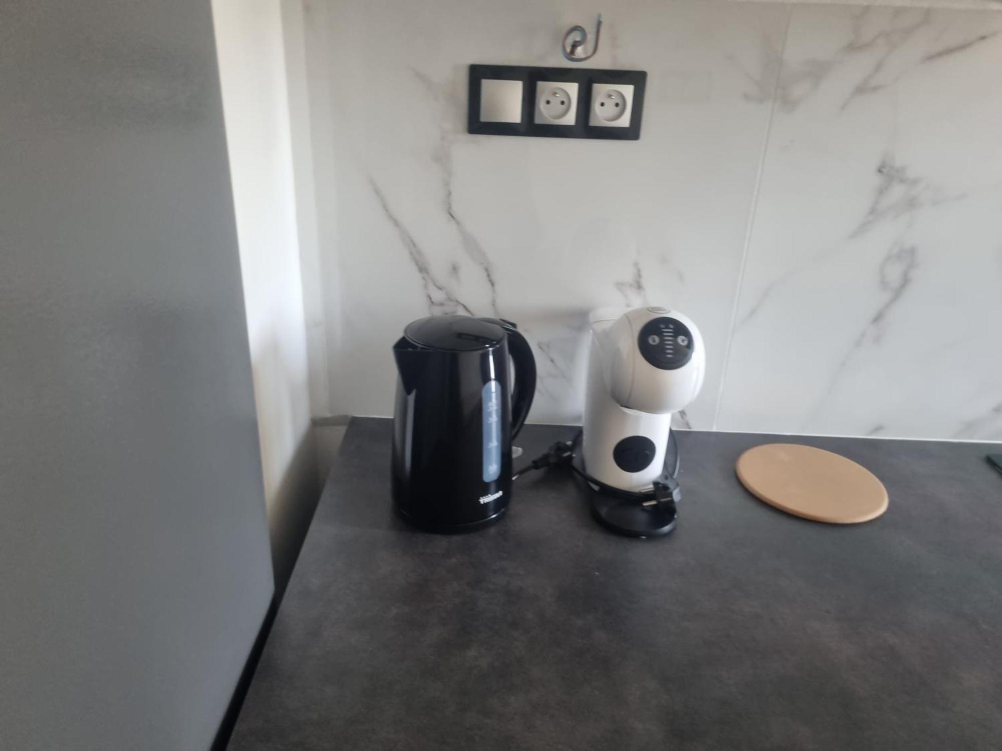Chambre Privative Renove 2024, Climatisation, Tramway Sur Place , 12 Min Centre, 16 Min Plage, Apercu Lateral Mer, 2 Wc Avec 2 Salle De Bain, Private Room Renovated 2024, Air-Conditioned , Tram On Spot, 2 Toilets And 2 Bathrooms Nice Luaran gambar
