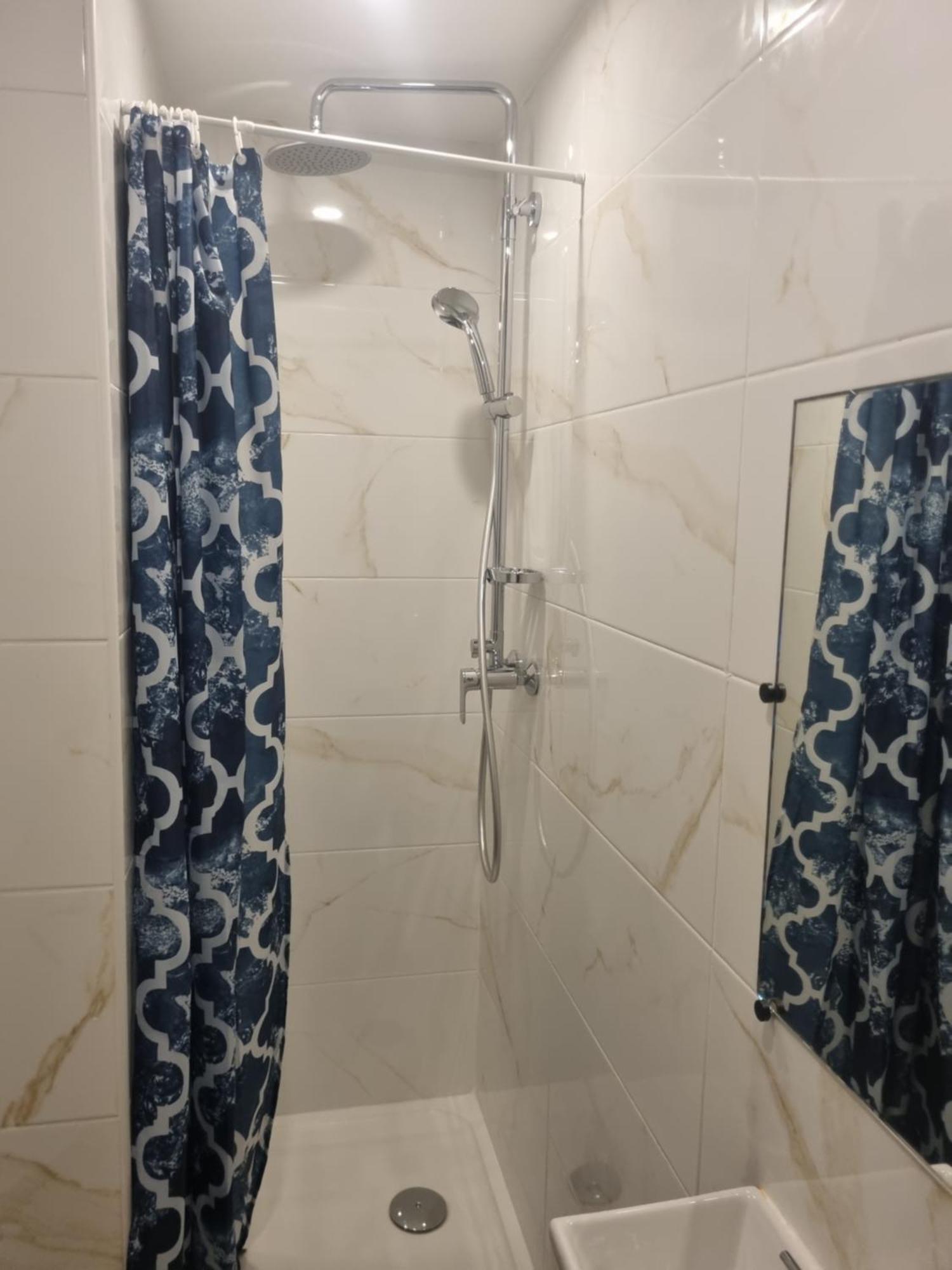 Chambre Privative Renove 2024, Climatisation, Tramway Sur Place , 12 Min Centre, 16 Min Plage, Apercu Lateral Mer, 2 Wc Avec 2 Salle De Bain, Private Room Renovated 2024, Air-Conditioned , Tram On Spot, 2 Toilets And 2 Bathrooms Nice Luaran gambar
